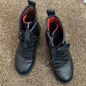 Girls combat boots 😍